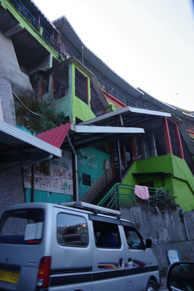 ８時にホテルを出発しました。斜面に作られた町は高低差が半端じゃありません。頭の上に歩道と建物が並んでおり、車道との間はこの階段で行き来します。<br />