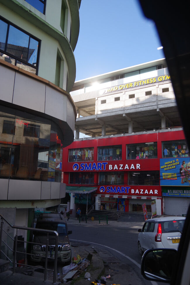 ＳＭＡＲＴというスーパーは、かなり広範囲に展開しています。個人商店ばかりだったインドの商業のスタイルも変わって来ているのを感じます。<br />