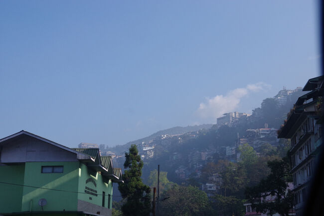 私達は、左の緑色の家の上に見えている大きな建物の向こうから降りて来ました。まだまだ降り続けます。<br />