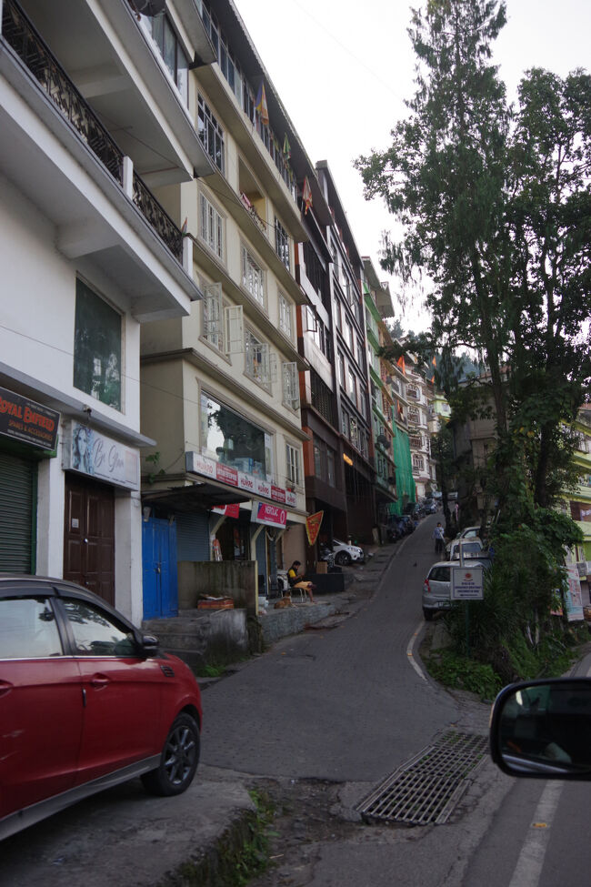 隣り合った道は大抵は同じ高さではなく、交差する時にだけ交わります。<br />