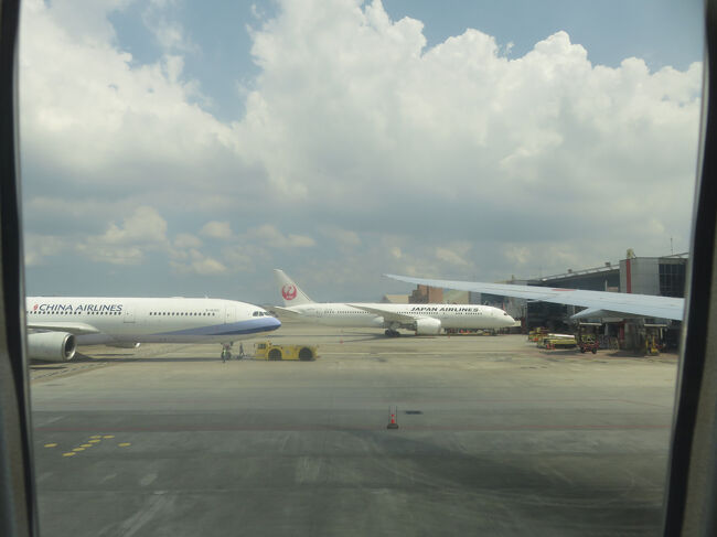 チャイナエアラインがプッシュバックしたら、向こうにはJAL