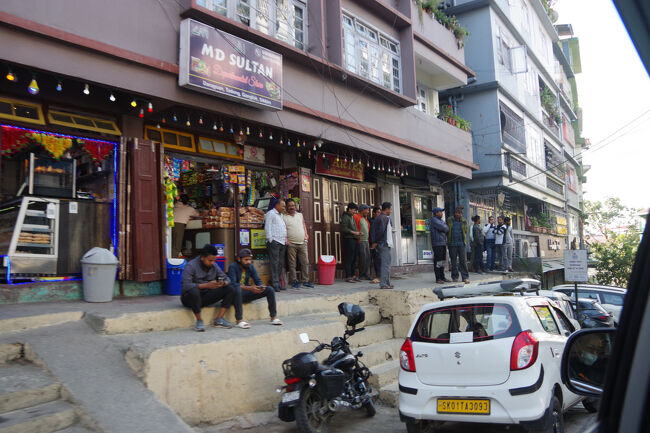 車道が斜めにあるため、建物の前には階段の付いた歩道があります。インドの男たちは、やたらとたむろっているのが好きです。ま、女性もそうですが。<br />