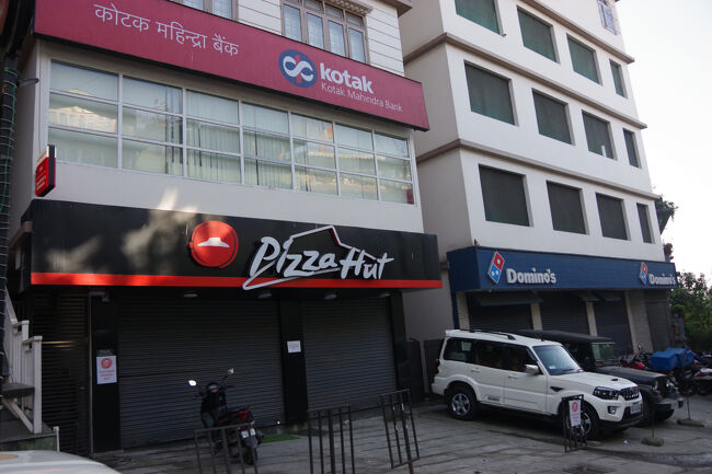 ドミノピザの隣にピザハット。競争が熾烈です。ヒンズーやムスリムが少ないので、チベット仏教の盛んなシッキム州は、アメリカン・ファストフード店にはやりやすいのかな？<br />