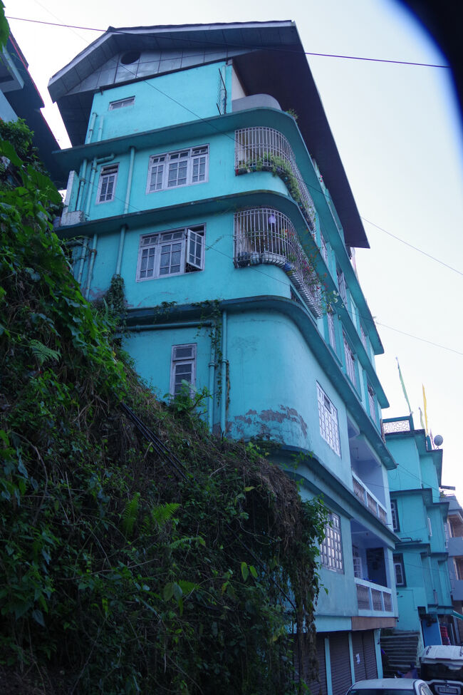 この建物は、おそらく４階か５階の裏に玄関があるのでしょう。<br />