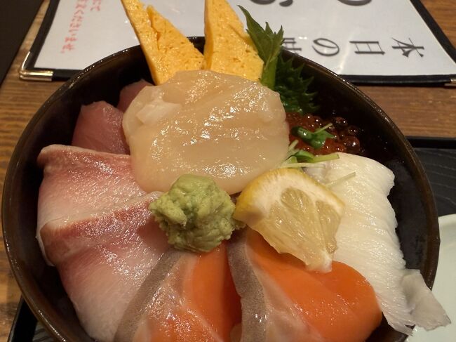 はみ出してはいませんが、ネタはおいしかったです。<br />マグロ、ハマチ、サーモン、えんがわ、いくら、ほたて、玉子焼きと、<br />6種類の新鮮なネタがのっています。<br />注文はタブレットでした。<br />それにしても、空港の飲食店で昼間からビールを飲んでいる人が普通にいるは不思議です。<br />どうやって帰るのでしょうか。<br />周り中ビールを注文している人ばかりでした。