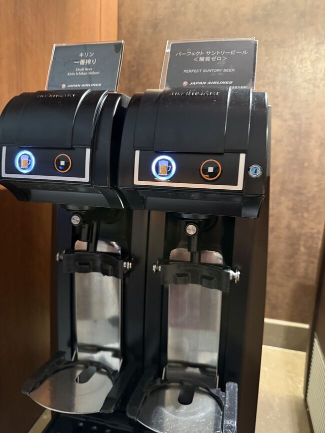  ビールは羽田空港と同じ3強メーカーと、<br />サッポロクラシックが加わり、<br />4種類ありました。<br />サッポロクラシックはおそらく北海道だけではないでしょうか。<br />しかもカードラウンジは有料飲料で、ここはタダです。<br />絶対おすすめです。