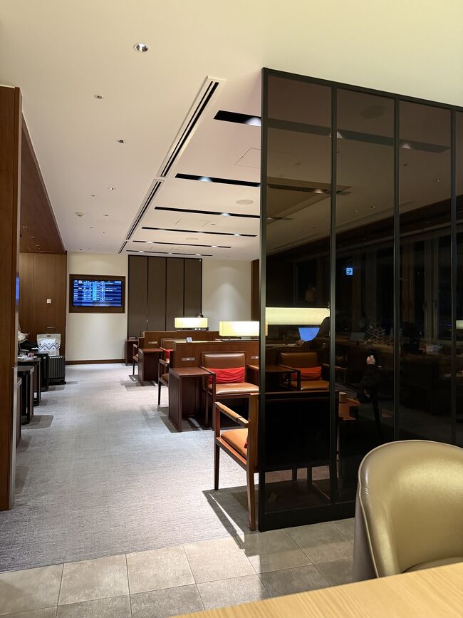 落ち着いた雰囲気です。<br />椅子のレザーが滑りやすいです。<br />滑走路が見える窓際がよかったのですが、<br />やはり人気が高くてほぼいっぱいでした。<br />特に展望デッキは北海道とあって、<br />冬季閉鎖中なので飛行機や滑走路がじっくり見られるのはここくらいですね。<br />