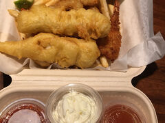 今日の夕食。（サラダとビールも追加）
フィッシュ＆チップスは２０年くらい通っているお店。
味は保証付き。
