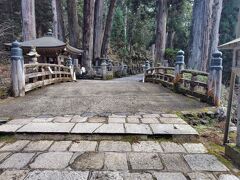 いよいよ、撮影禁止区域に入ります。
お参りし、お寺をぐるっとまわり弘法大師御廟にも手を合わせ奥の院をあとにし、中の橋バス停からバスに乗って駐車場に戻りました。