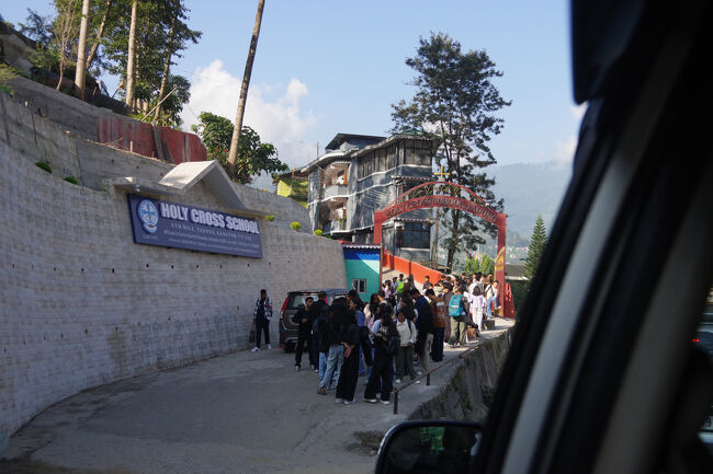 聖十字学校。ニューデリー中央中等教育委員会加盟。私立校なのでしょう。こういう時はキリスト教なんですね。インドの義務教育課程の就学率は１００％に近いです。それが今年ＧＤＰが日本を抜いて世界第４位になる原動力の一つなのでしょう。<br />