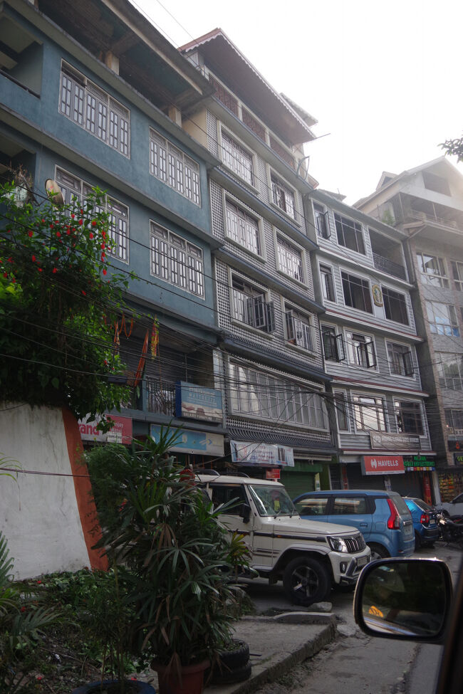 肩を並べた建物。フロア貸しのアパートになっているのかな？中を見てみたいです。<br />