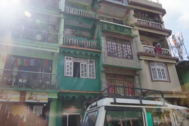 なんだかおもしろい建物が並んでいます。横幅は狭いけれど、どれも４～５階建てなので、一見モザイク模様のビルのように見えます。<br />