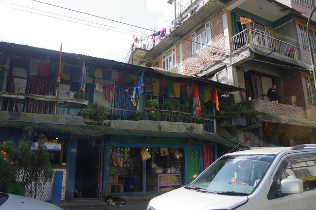 最初は２階建ての粗末な小屋のような家。<br />