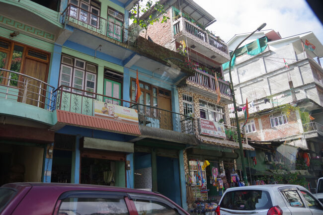 出稼ぎなどで資金が溜まると家は上に延びて行きます。隣が伸びると壁がくっつくので、側面はレンガが剥き出しだったり、荒い塗りだけだったりします。<br />