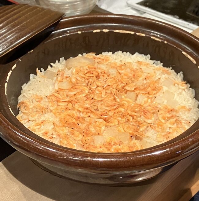 〆は、桜海老の炊き込みご飯です<br /><br />お腹いっぱいですが、食べれちゃうんです<br />