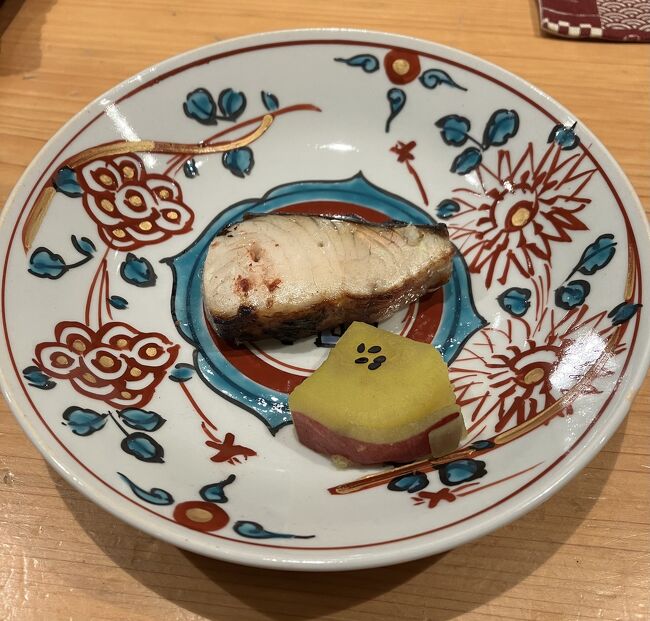 焼物はさわらの酒盗焼きに黄金芋<br /><br />塩の代わりに酒盗で味付け<br /><br />唸るしか