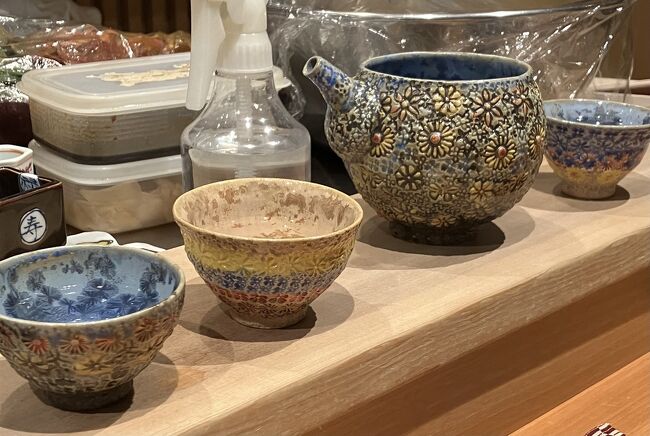 大将が、クイズ正解のお酒を下さいました<br /><br />大将のお兄さんの焼物の新作で頂きました<br /><br />器、凝っていて綺麗ですね