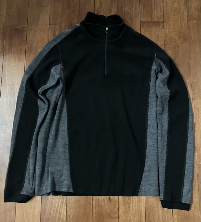 今日は寒いので、ハイネックセーターにしました<br />