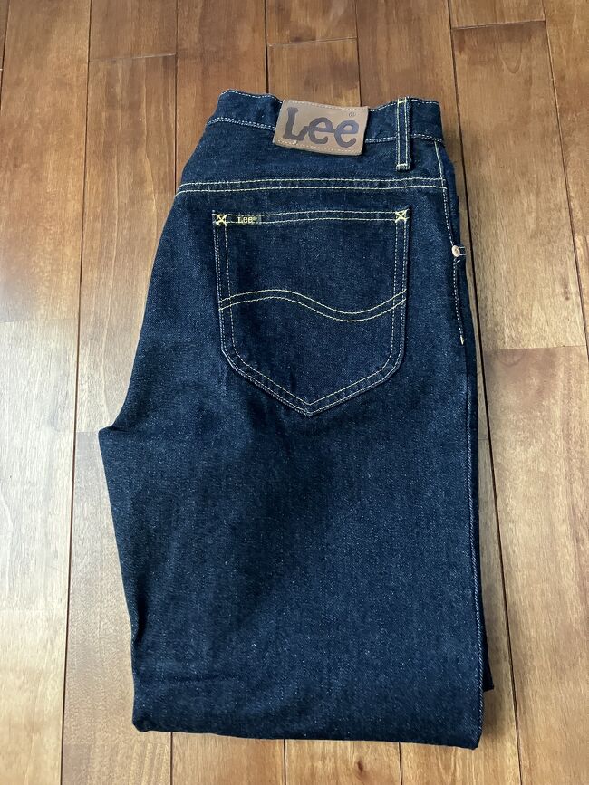 ズボンはLEEにしました