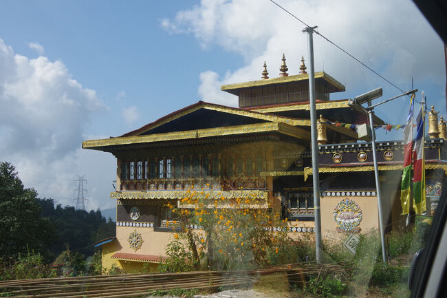 Maniram Peri寺院です。珍しく豪華な金色のお寺です。<br />