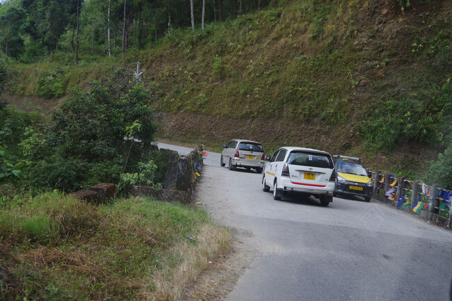タルチョの付いた小さな橋を渡ります。<br />