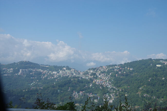 大きな町が見えて来ました。Namchiです。町の南端にSiddheshwar Dhamというシヴァ神を祀ったヒンズー寺院があります。巨大なシヴァ神像が大仏のように屋外に座っています。<br />