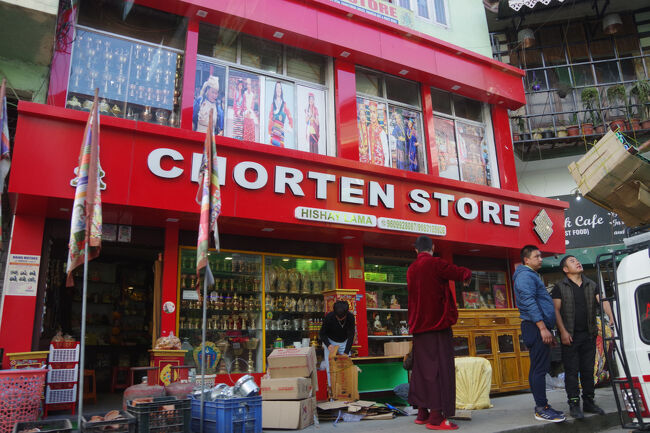 Namchiのチョルテン・ストア。チョルテンは仏塔のことなので、仏具屋さんです。<br />