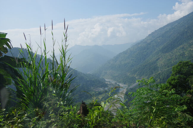 Namchiを突っ切って更に真っすぐ西に向かって山道を走ります。眼下にレンジート川が見えて来ました。<br />