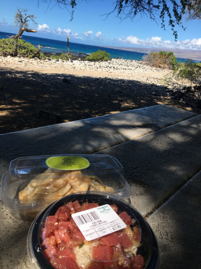ホロホロカ・ビーチ・パークの入り口にあるテーブルでランチ