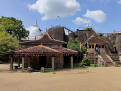 アヌラーダブラのイスルムニア寺院。スリランカ初のお寺で約2000年前の寺院。