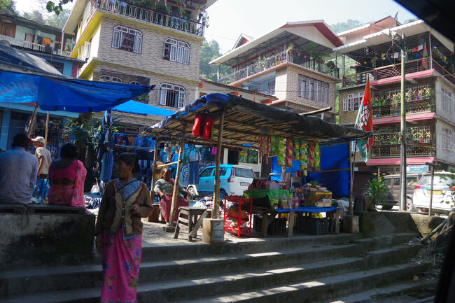 どうして、こんな山奥でこんなに栄えているのでしょう。<br />