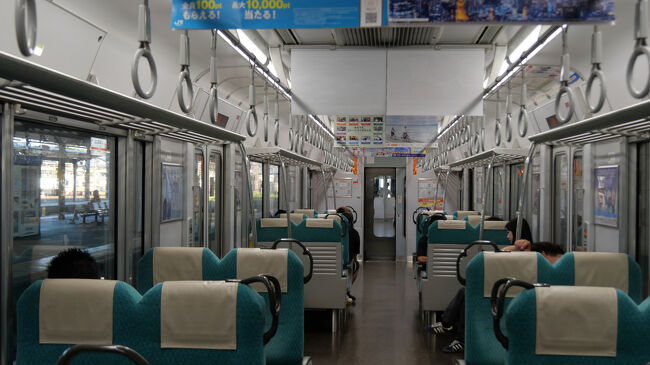 ２両編成の電車は案外、乗客がいました。<br />土曜日の朝でもあり、奥三河へハイキングに行く人が多そうです。<br /><br />JR飯田線は豊川稲荷で有名な豊川市までは市街地を通っていきますが、長篠の戦いで有名な本長篠駅からは山の中に入っていきます。