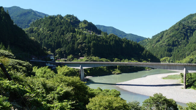 伊那小沢駅は天竜川沿いの駅です。<br />駅のホームからは湖のように広い天竜川とその川を渡る立派な水神橋が目立ちます。<br />駅周辺には今は無人らしき民家が１軒のみ。<br />駅から歩いて１０分ほどの水神橋のたもとに民家が数軒見えました。<br /><br />伊那小沢駅の利用者は１日２人ほどだそうなので、その集落にも数十人ほど人が住んでいるのでしょう。
