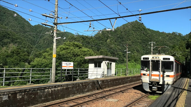１５分後、伊那小沢駅発８時３７分の今度は上り豊橋駅行の電車に乗ります。<br />さすがにお金持ちのJR東海。<br />ローカル線でも電車はピカピカのきれいな電車です。
