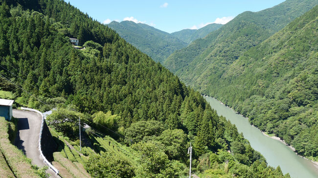 中井侍駅から坂道を登ってきました。<br />かなりあがってくると、民家が数軒ありました。<br />小集落になっているようです。<br />ただ、バス停などはなく、この集落の公共交通機関はJR飯田線だけのようです。
