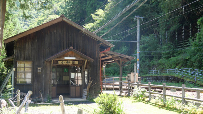 古い駅舎も健在です。<br />JR東海はローカル線の古い駅舎は次々取り壊して、新しい簡素な駅舎に建て替えていますが、小和田駅は訪ねてくるお客も少なくないようで、そのまま残しているのでしょう。<br />この駅舎も今の時代にはなかなか貴重なものです。