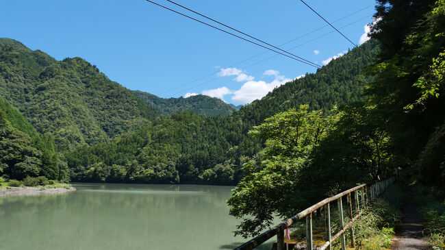 天竜川沿いに歩きます。<br />かつてはここに集落があり、多くの人が住んでいましたが、昭和３１年の佐久間ダムの完成により、その集落は水没してしまいました。<br />そのため小和田駅周辺はほとんど人がいなくなってしまったのです。