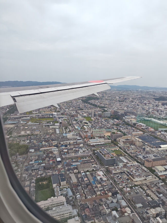 羽田伊丹間なのであっという間に着陸態勢。<br />恐らく阪急沿線の街並みですね。