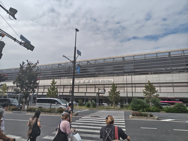 ということで京都駅です。<br /><br />伊丹から京都駅まで1時間くらい。新幹線より1時間余計かかっていると思います。<br />まぁ誤差の範囲で新幹線と飛行機どちらに乗るかは好みの問題かもですね。