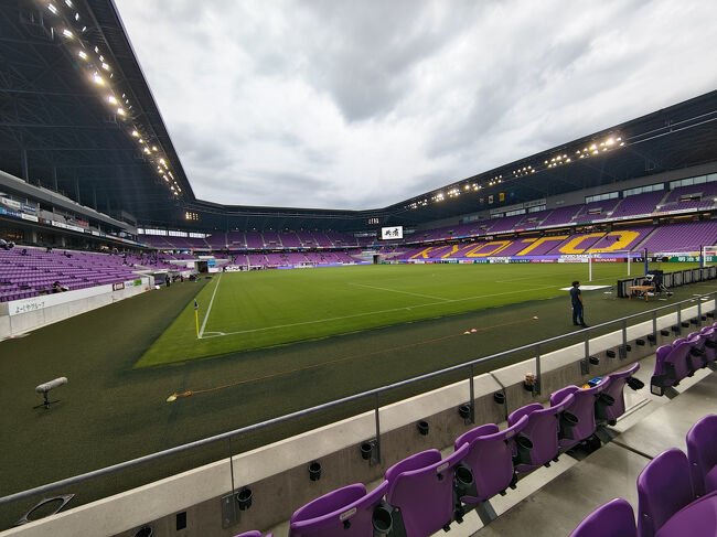 中はこんな感じでホーム側のサポーターはまだ中に入れていない状態でした。<br />そしてすみません。西京極を改修すればいいじゃないかと外野としては思っていたのですが、この迫力は素晴らしかったです。<br />新スタジアムを建築する意義を感じることが出来ました。