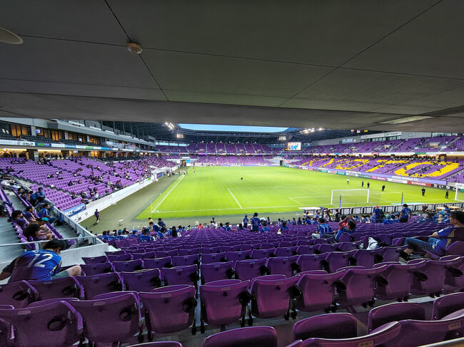 奥から見た様子。<br />どこから見ても死角がなく見やすいスタジアムでした。