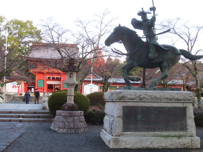 これは流鏑馬(やぶさめ)像。やぶさめ…って神事の名だと思ってましたが、馬上射的に用いる馬そのものを指す語でもあるのですね。