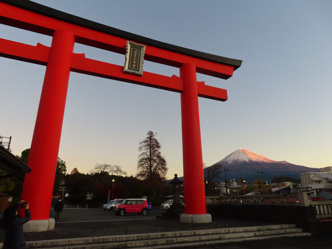 身延線で北上。途中で富士山本宮浅間大社にお詣り。大きな鳥居と富士山もいっしょに撮れました。