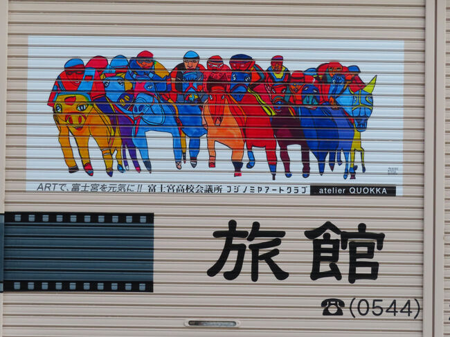 商店街の店舗シャッターにいろいろアートが描かれていました。とくに目に留まったものがコレ。かっこいい。