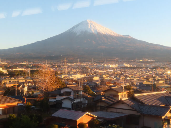 西富士宮を出た身延線はぐるりと大きな左カーブ描いて標高を上げていきます。ずっと右に見えていた富士山が、ここでは左側に見えます。