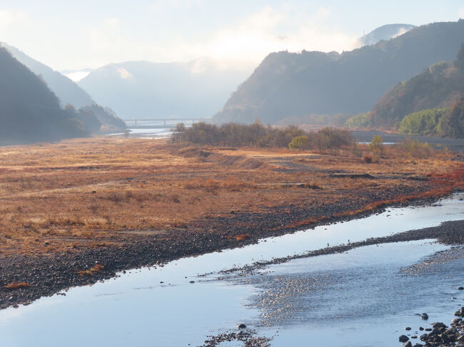下流側はすごい逆光でした、良い天気が裏目。渡り切ることはやめて戻りました。