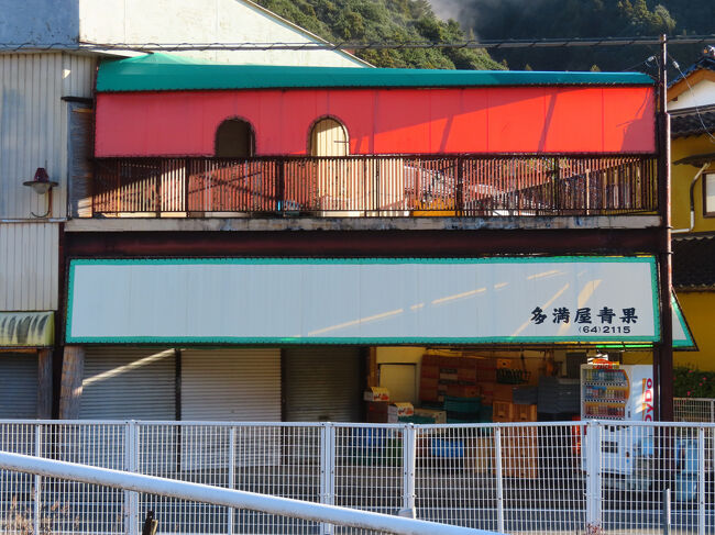 駅舎の反対側の商店。赤いテントがかわいい。