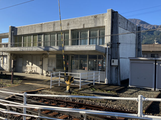 四つ角にすこし斜めになった飾り柱(という語があるのか知らないけど)があるのが特徴です。