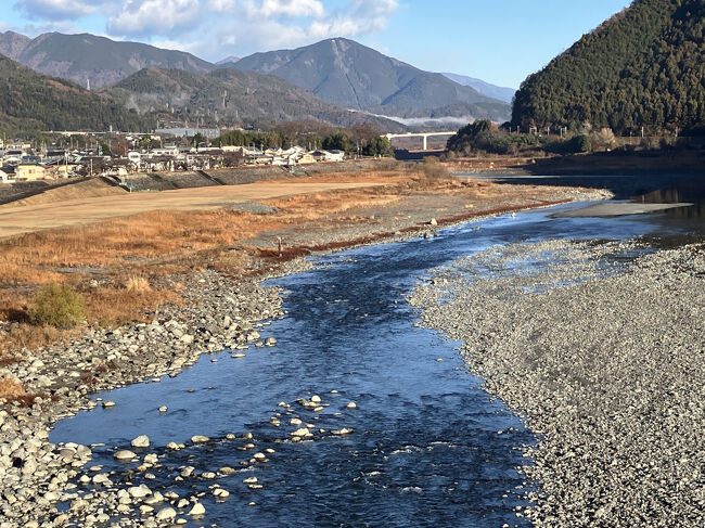 橋の中ほどまで行ってみると、予想通り山と川とが美しいバランスで目の前に現れました。移動して画角を少し変えるると写真の表情が変わるので何枚も撮りました。