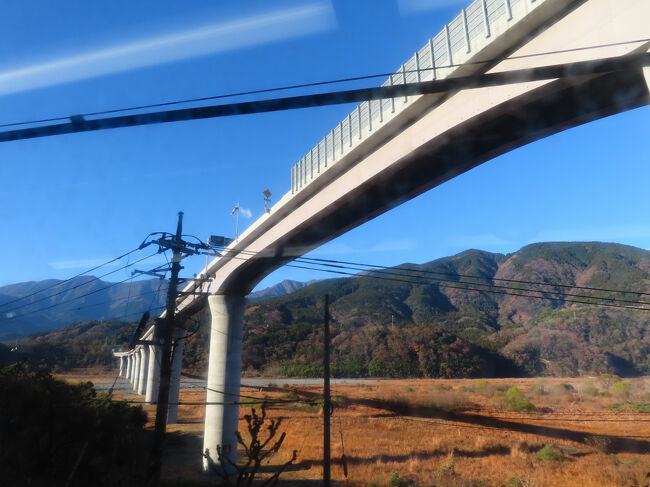 大きな道路橋をくぐりました。